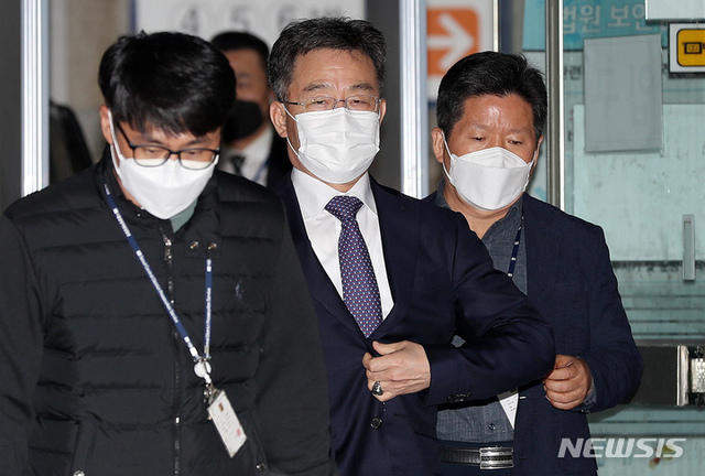 ▲ 화천대유 대주주 김만배 씨가 지난 14일 오후 서울 서초구 서울중앙지방법원에서 열린 구속 전 피의자심문(영장실질심사)을 마치고 법원을 나오고 있다. ⓒ뉴시스