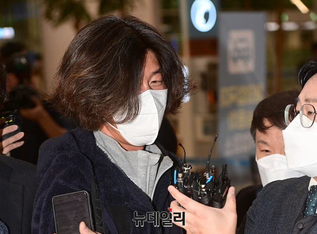 ▲ 미국에 체류 중이던 대장동 게이트 핵심 인물 남욱 변호사가 18일 새벽 5시 인천국제공항으로 입국하고 있다. 남 변호사는 입국장에 도착해 검찰에 체포된 상태로 입국장에 모습을 드러냈다. ⓒ정상윤 기자