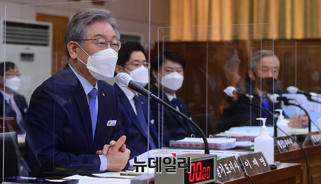 ▲ 더불어민주당 대선 후보인 이재명 경기지사가 18일 경기 수원시 경기도청에서 열린 국회 행정안전위원회의 경기도에 대한 국정감사에서 의원 질의를 들으며 화면을 바라보고 있다. ⓒ이종현 기자