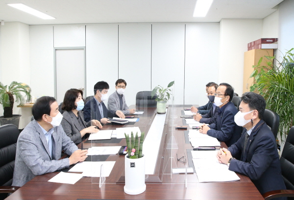 ▲ 조길형 충주시장이 이종호 충주시체육회 회장 등 관계자들과 간담회를 열어 내년도 주요 사업에 대한 의견을 나누고 있다.ⓒ충주시