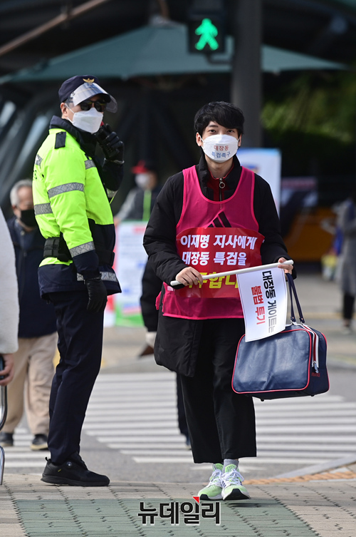 ▲ 지난 15일부터 나흘 간 진행된 도보행진을 마친 선우윤호 모임장이 국회의사당 앞에 마련된 기자회견장을 향해 걸어오고 있다. ⓒ정상윤 기자