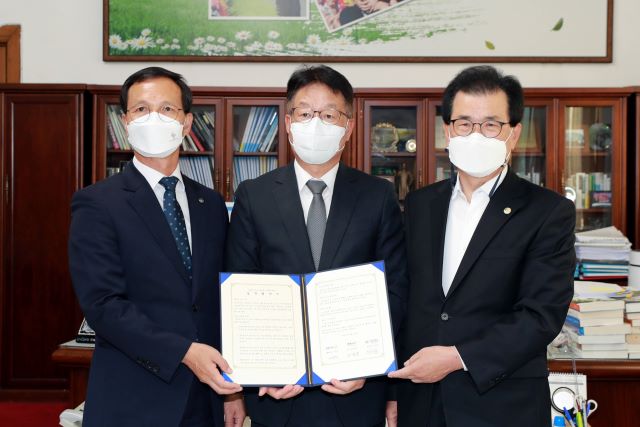 ▲ (왼쪽부터) 조병옥 군수, 사극진 대표이사, 이시종 도지사.ⓒ음성군