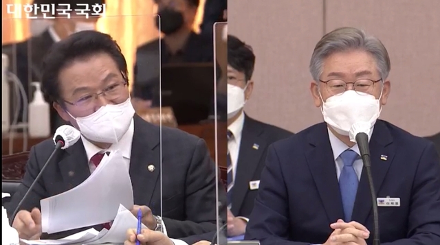 ▲ 김용판 국민의힘 의원이 18일 경기도청에서 열린 국회 행정안전위원회의 경기도 국정감사에서 국제마피아파 소속 핵심 조직원의 제보를 근거로, 이재명 더불어민주당 대선 후보가 조직폭력배로부터 돈 20억원을 받았다고 주장했다. 김용판(좌) 의원과 이재명(우) 후보. ⓒ국회의사중계시스템 캡처