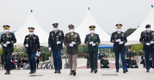 ▲ 칠곡군 자고산 한미 우정의 공원에서 열린 ‘낙동강 방어선 전투 71주년 전승기념식 헌화모습.ⓒ칠곡군