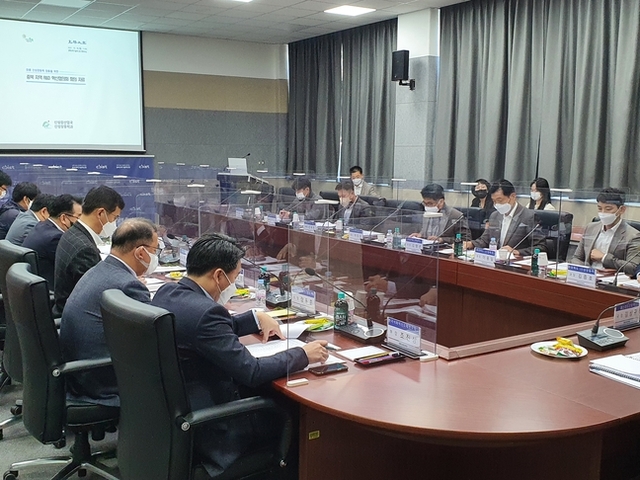 ▲ 충북도가 18일 충북과학기술혁신원 중회의실에서 14개 혁신·연구기관이 참여한 ‘지역 연구개발(R&D) 혁신협의회’를 발족한 가운데 참석자들이 향후 활동계획에 대해 의견을 나누고 있다.ⓒ충북도