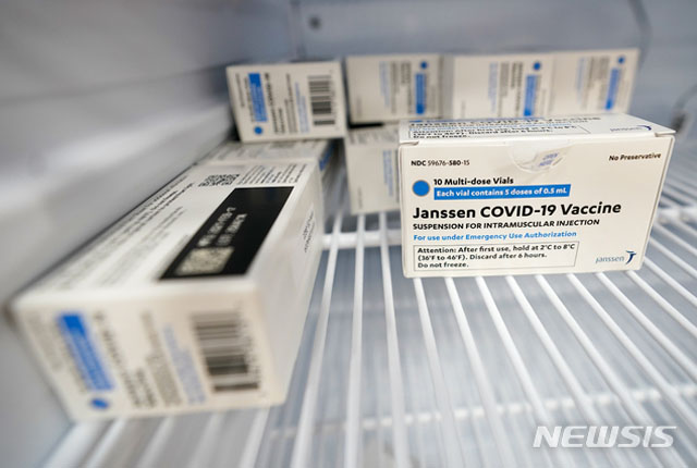 ▲ 존슨앤존슨 계열사 얀센이 만든 코로나 백신. 국내에서는 미군이 백신을 공급했다. ⓒ뉴시스 AP. 무단전재 및 재배포 금지.
