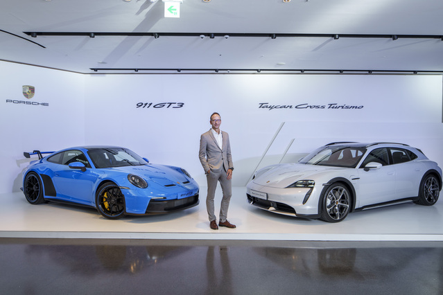 ▲ 지난 14일 홀가 게어만 포르쉐코리아 대표가 차량 앞에서 포즈를 취했다. ⓒ포르쉐코리아