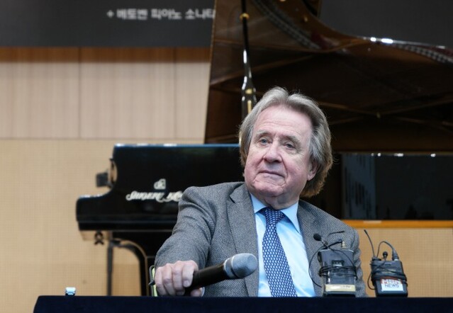 ▲ 18일 서울 서초구 코스모스아트홀에서 열린 기자간담회에 참석한 오스트리아 피아니스트 루돌프 부흐빈더.ⓒ빈체로