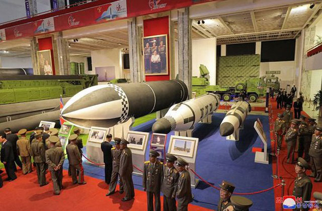 ▲ 북한이 최근 무기전시회 '자위 2021'에서 선보인 잠수함발사 탄도미사일(SLBM)들. 맨 오른쪽이 처음 공개한 신형 SLBM이다. ⓒ연합뉴스. 무단전재 및 재배포 금지.
