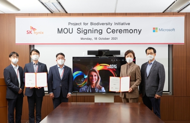 ▲ (왼쪽부터) SK하이닉스 SV전략 조성봉 팀장, SK하이닉스 지속경영담당 김윤욱 부사장, SK하이닉스 대외협력총괄 김동섭 사장, 마이크로소프트 아시아 태평양 지역 안드레아 델라 마테아(Andrea Della Mattea) 사장, 한국마이크로소프트 이지은 대표, 한국마이크로소프트 김원태 부문장. ⓒSK하이닉스