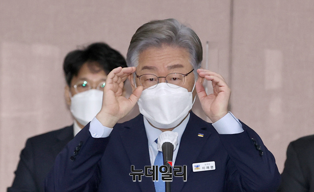 ▲ 더불어민주당 대선 후보인 이재명 경기지사가 18일 오전 경기 수원시 경기도청에서 열린 국회 행정안전위원회의 경기도에 대한 국정감사에서 질문에 답하고 있다.ⓒ이종현 기자