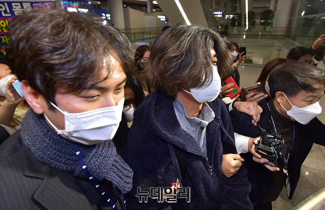 ▲ 미국에 체류 중이던 천화동인 4호 소유주 남욱 변호사가 18일 새벽 5시 인천국제공항으로 입국해 이동하고 있다. ⓒ정상윤 기자