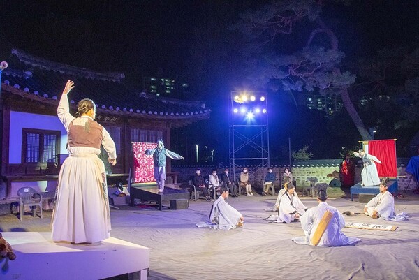 ▲ 대덕구가 지난 16일 동춘당에서 개최한 동춘당 선생의 일대기 창작 마당극 모습.ⓒ대전 대덕구