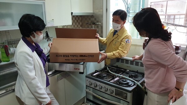 ▲ 황인호 동구청장이 19일 삼성동의 한 어린이집을 방문해 인덕션 레인지 설치 상황을 확인하고 있다.ⓒ대전 동구