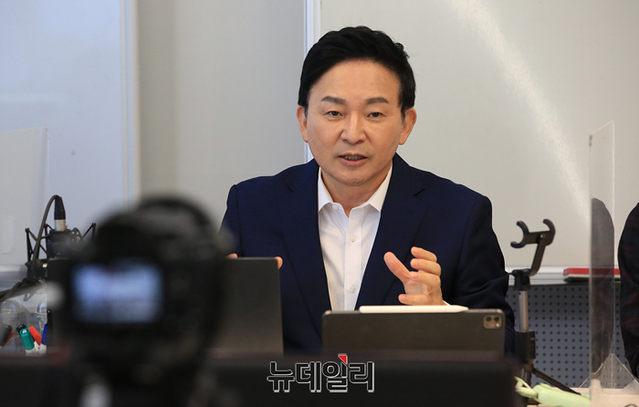 ▲ 원희룡 국민의힘 대선 예비후보가 경기도 국정감사가 진행된 지난 18일 오전 국정감사를 보며 팩트체킹을 하는 유튜브 방송을 하고 있다. 행사에는 진중권 전 동양대 교수, 유튜버 크로커다일, 스네이크 등이 참석했다.ⓒ정상윤 기자(사진=원희룡 캠프)