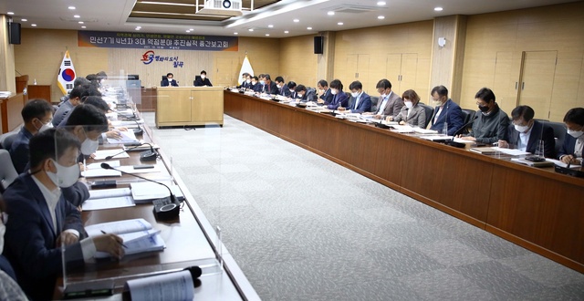 ▲ 칠곡군은 지난 18일 군청 공감마루에서 백선기 군수를 비롯한 각 부서장이 참석한 가운데 ‘3대 역점분야 추진실적 중간보고회’를 가졌다.ⓒ칠곡군