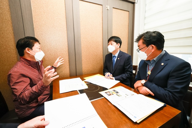 ▲ 6·6·6시대(본예산 6000억, 참외조수입 6000억, 선남-다사 6차로 확장)를 힘차게 열어가고 있는 이병환 성주군수(왼쪽)는 지역 현안사업해결을 위한 국비확보로 분주하게 움직이고 있다.ⓒ성주군