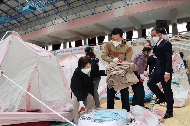 이강덕 시장(가운데)은 김정재 국회의원(왼쪽)과 임시구호소 텐트와 시설들을 철거하고, 각종 생활물품과 가재도구를 옮기는 데 힘을 보탰다.ⓒ포항시