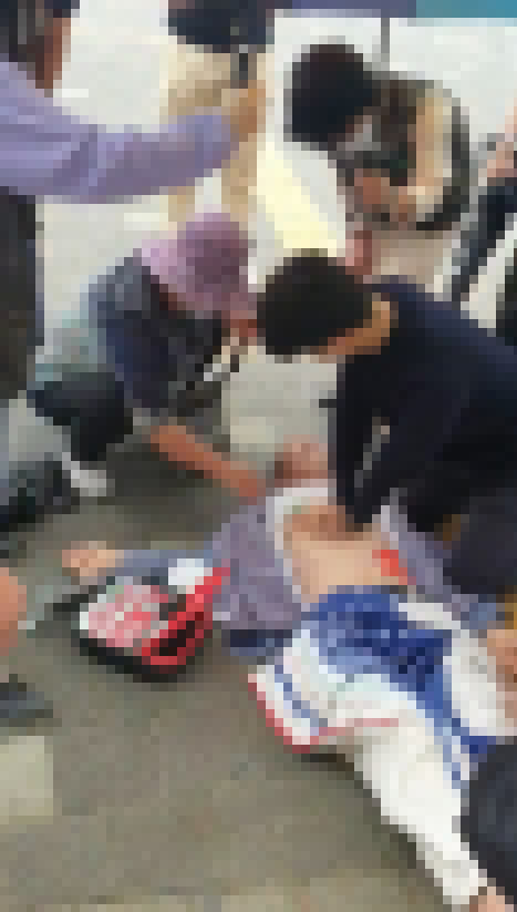 ▲ 조치원소방서 전문119구급대 소속 최봉구 소방사가 쓰러진 남성을 발견하고 심폐소생술을 하고 있다.ⓒ세종시