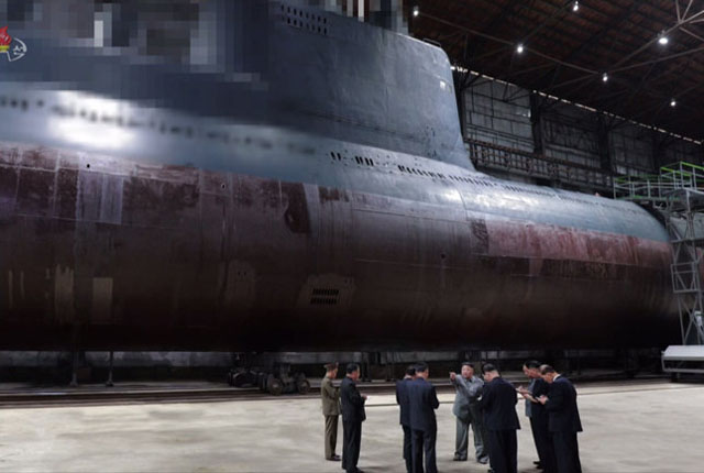 ▲ 2019년 7월 김정은은 잠수함 건조현장을 시찰했다. 이 잠수함이 SLBM 발사용으로 개조한 '로미오'급 잠수함일 가능성이 있다. ⓒ북한 관영매체 화면캡쳐.