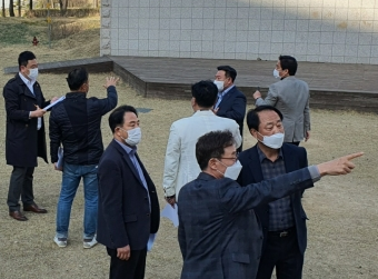 ▲ 세종시의회 상병헌 의원이 누리빛 문화공원 부지를 방문해 활용방안을 논의하고 있다.ⓒ세종시의회