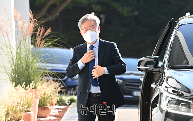 ▲ 더불어민주당 대선 후보인 이재명 경기지사가 20일 경기 수원시 경기도청에서 열린 '2021년 국회 국토교통위원회의 경기도에 대한 국정감사'에 출석하기 위해 입장하고 있다.ⓒ이종현 기자(사진=공동취재단)