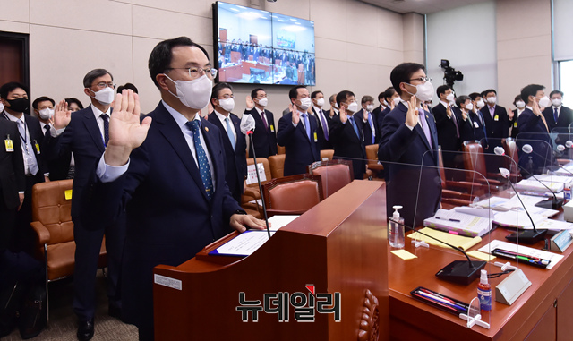 ▲ 문승욱 산업부장관을 포함한 피감기관장들이 20일 열린 국감에서 증인선서를 하고있다. ⓒ뉴데일리 DB