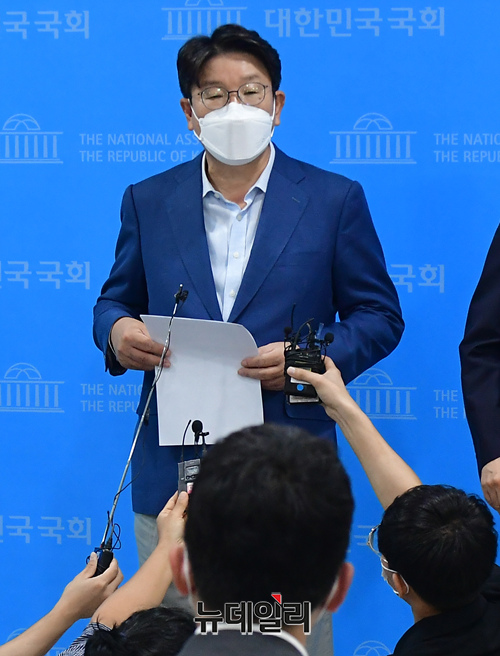 ▲ 윤석열 후보의 국민캠프 종합지원본부장을 맡은 권성동 국민의힘 의원은 20일 자신의 페이스북에 