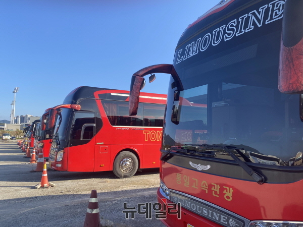 ▲ 코로나19 장기화로 승객이 감소하자 차고지에 세워둔  관광전세버스.ⓒ뉴데일리 D/B