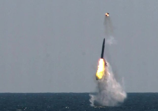▲ 지난 9월 15일 3000톤급 잠수함 '도산 안창호'함에서 발사한 국산 SLBM. 한국군은 핵탄두 장착이 가능한 탄도미사일을 다수 보유하고 있다. ⓒ국방과학연구소 공개영상 캡쳐.