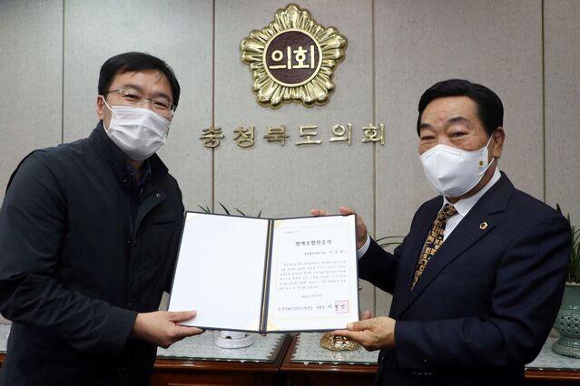 ▲ 박문희 충북도의장이 20일 충북도공무원노동조합으로부터 충북도공무원노동조합 제1호 명예조합원증서를 받았다.ⓒ충북도의회