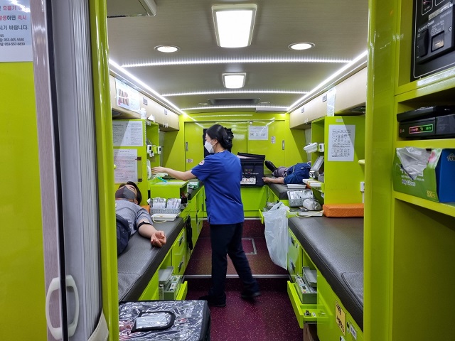 ▲ 대한적십자사 대구·경북혈액원은 원활한 혈액수급을 위해 지난 19일 영덕군청과 영덕경찰서에서 ‘사랑의 헌혈운동’을 실시했다.ⓒ영덕군