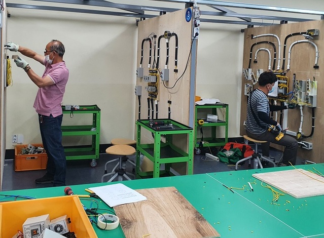 ▲ 사진은 전기 교육생 실습 장면.ⓒ충북보건과학대학교