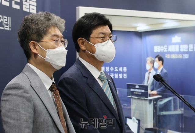 ▲ 이춘희 시장(오른쪽)과 최정수 세종시 시민주권회의 건설교통분과 위원장은 21일 오전 세종시청 정음실에서 정례브리핑을 열고 시민에게 쾌적하고 편리한 이용 환경을 제공하기 위해 세종고속시외버스터미널 환경정비 등 시민 감동 17호 추진 과제를 발표하고 있다.ⓒ이길표 기자