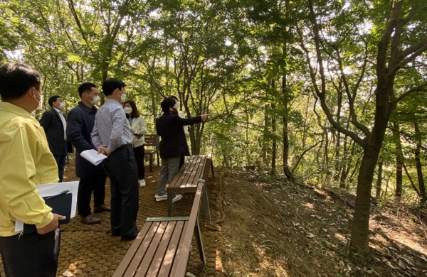 ▲ 대전 중구의회 사회도시위원회 위원들이 지난 20일 새롭게 단장을 마친 산서생활체육공원을 살펴보고 있다.ⓒ대전 중구의회