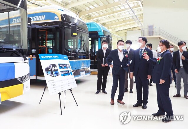 ▲ 에디슨모터스 군산공장에 문승욱 산업부 장관이 방문한 모습. ⓒ연합뉴스