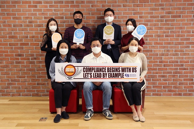 ▲ 오비맥주 법무·정책홍보 부문 구자범 부사장(앞줄 가운데)이 20일 오후 삼성동 본사에서 마케팅과 커뮤니케이션을 담당하는 오비맥주 임직원과 협력사 임직원을 대상으로 ‘책임 있는 마케팅 및 커뮤니케이션 규정' 교육을 실시하고 기념촬영을 하고 있다.ⓒ오비맥주