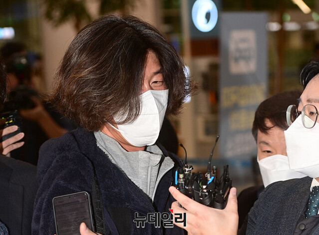 ▲ 지난 18일 미국에 체류 중이던 천화동인 4호 소유주 남욱 변호사가 인천국제공항을 통해 입국하고 있는 모습. ⓒ정상윤 기자