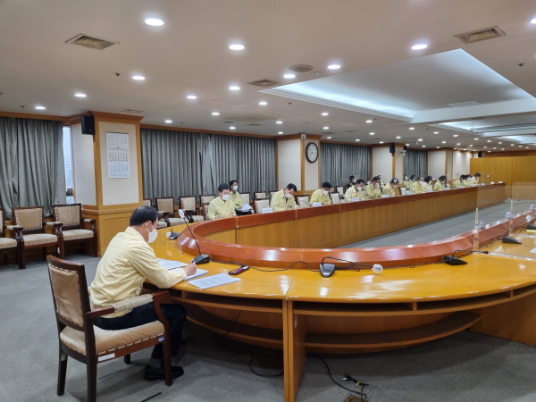 ▲ 조길형 충주시장이 21일 중앙탑 회의실에서 정책토론회를 주재하고 있다.ⓒ충주시