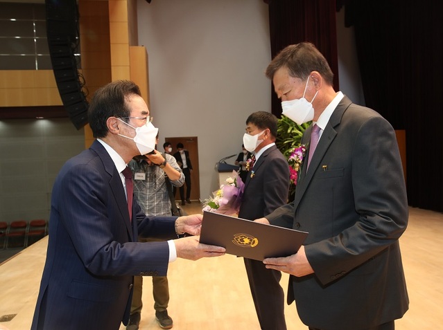 ▲ 이성희 농협중앙회장(왼쪽)이 논산시 노성면 삽다리농장 김종권 대표(오른쪽)에게 제56회 새농민상 본상을 수여하고 있다.ⓒ농협충남세종농협