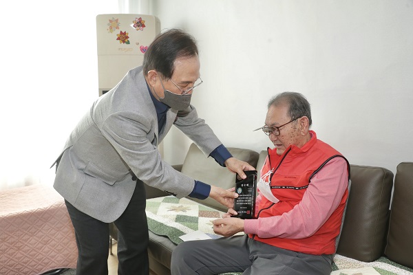 ▲ 박상돈 천안시장이 지난 20일 경로의 달에 생일을 맞이한 목천읍 거주 A 어르신 댁을 방문해 100세 생일을 함께 축하하고 장수지팡이와 장수패를 증정하고 있다. ⓒ천안시