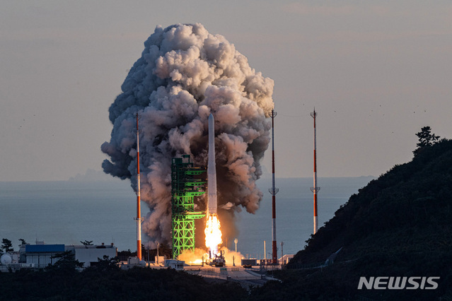 ▲ 한국형 발사체 누리호(KSLV-ll)가 21일 전남 고흥군 나로우주센터 제2발사대에서 화염을 내뿜으며 날아오르고 있다. 누리호는 1.5t급 실용위성을 지구저궤도(600~800km)에 투입하기 위해 만들어진 3단 발사체이며 엔진 설계에서부터 제작, 시험, 발사 운용까지 모두 국내 기술로 완성했다.ⓒ뉴시스