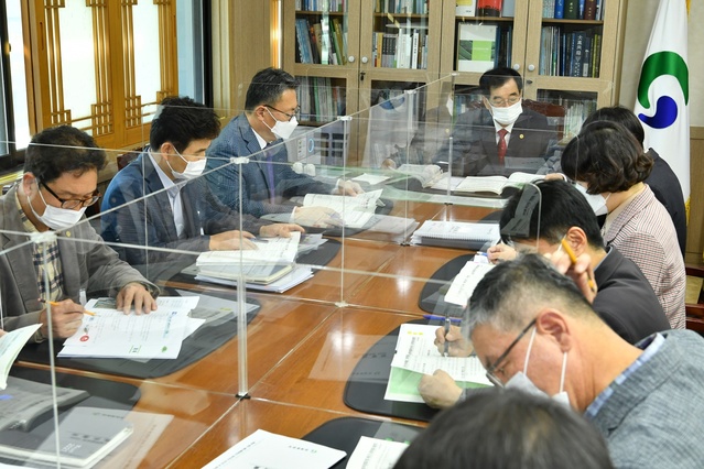 ▲ 경산시(시장 최영조)는 18일부터 21일까지 내년도 시정 방향을 모색하고 주요 사업 세부 계획을 수립하기 위하여 ‘2022년 주요업무 보고회’를 열었다.ⓒ경산시