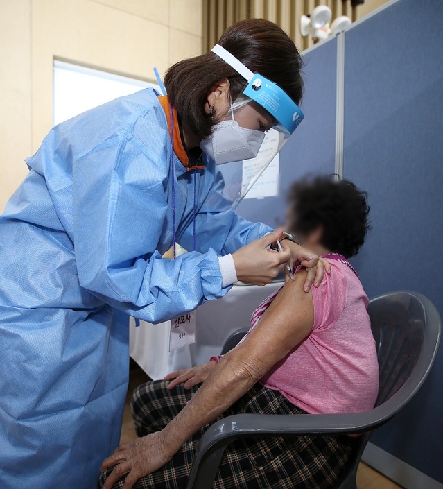 ▲ 충북 청주 상당보건소 방역요원이 한 어른신에게 백신예방 접종을 하고 있다.ⓒ청주상당보건소