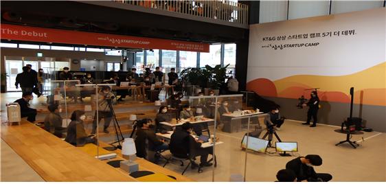 ▲ KT&G 상상스타트업캠프 5기 사회혁신 창업가 데뷔 무대인 ‘더데뷔(The Debut)’ 개최 모습.ⓒKT&G