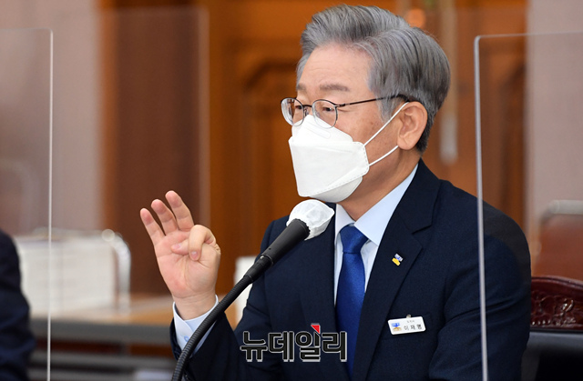 ▲ 이재명 더불어민주당 대선 후보가 지난 20일 경기 수원시 경기도청에서 열린 '2021년 국회 국토교통위원회의 경기도에 대한 국정감사'에서 의원들의 질문에 답하고 있는 모습. ⓒ이종현 기자 (사진=공동취재단)