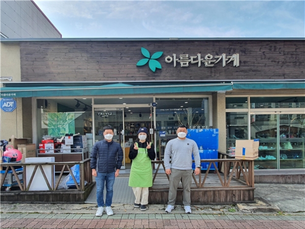 ▲ 대전시설관리공단 위생처리장 직원들이 22일 아름다운가게에 의류 120점을 전달했다.ⓒ대전시설관리공단