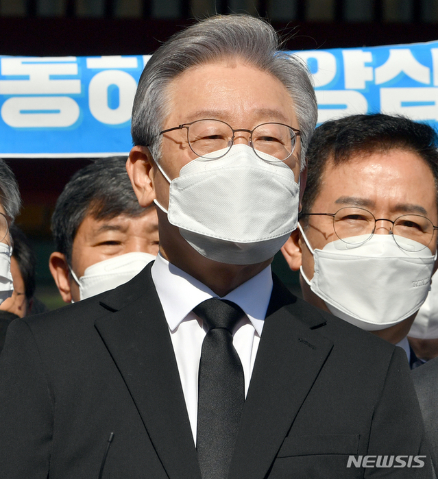 ▲ 더불어민주당 대선 후보인 이재명 경기지사가 22일 오전 광주 북구 운정동 국립5·18민주묘지를 방문해 기자들의 질문에 답변을 하고 있다. ⓒ뉴시스