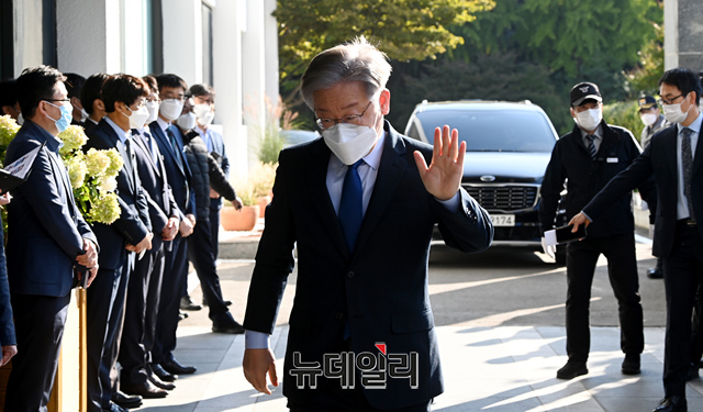 ▲ 더불어민주당 대선 후보인 이재명 경기지사가 지난 20일 경기 수원시 경기도청에서 열린 '2021년 국회 국토교통위원회의 경기도에 대한 국정감사'에 출석하기 위해 입장하고 있다.ⓒ이종현 기자