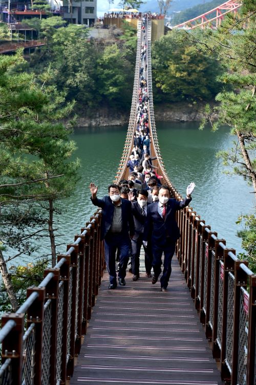 ▲ 제천시가 22일 ‘제천 옥순봉 출렁다리’ 개통식을 가졌다.ⓒ제천시